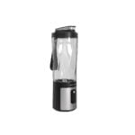 میکسر Green Lion Project Blender 600ml با طراحی مدرن و تیغه‌های شش‌گانه، نشان داده شده در حال آماده‌سازی نوشیدنی با ظرفیت 600 میلی‌لیتر و صفحه‌نمایش LED روشن، به همراه پورت شارژ Type-C و قابلیت خود تمیزشوندگی. طراحی قابل حمل و سبک آن برای استفاده در سفر، محل کار یا باشگاه مناسب است."